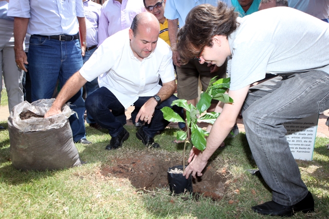 Roberto Cláudio entrega Praça Estrigas e Nice