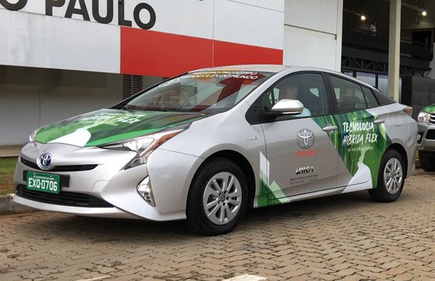 Primeiro Toyota híbrido flex do mundo faz testes em nossas estradas