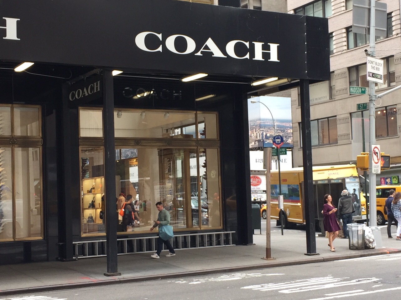 Coach expande marca pelo Brasil