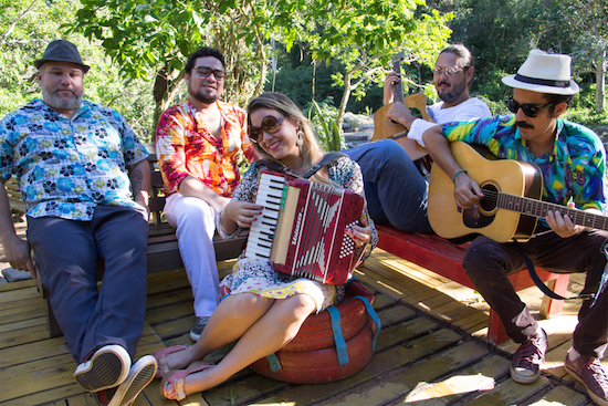 Banda Os Transacionais é atração do restô Vila Azul do Mar do Beach Park