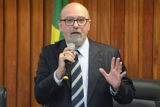 Luiz Eduardo Soares aterrissa em Fortaleza. O motivo?