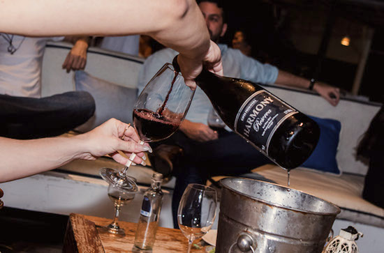 Que tal curtir a quarta-feira com muita pizza e vinho? Confira a dica!