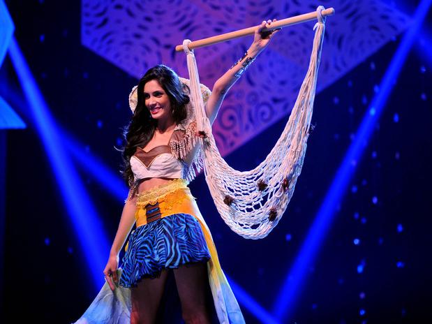 Na véspera do Grande Dia, misses desfilam com traje típico