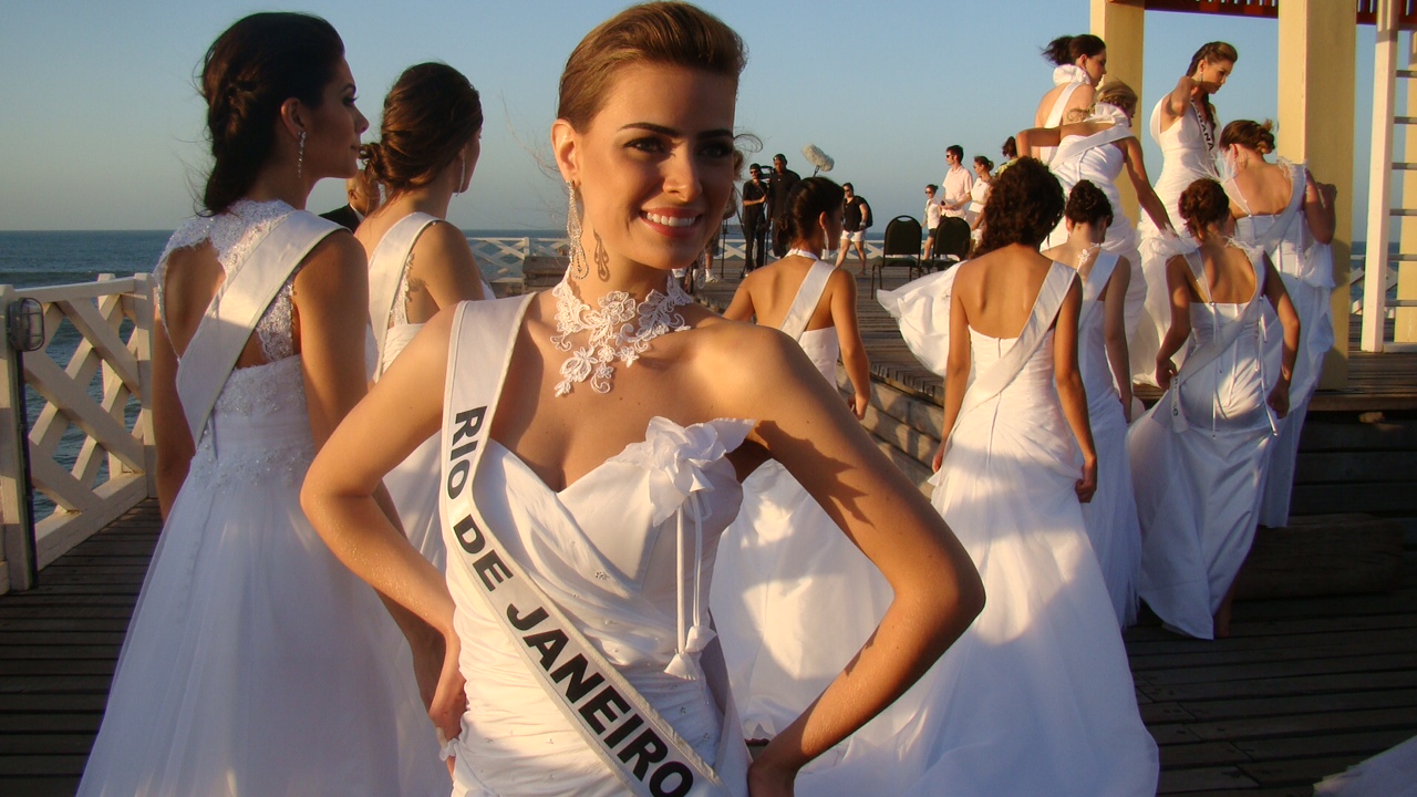 Miss RJ diz que vestido de noiva a persegue