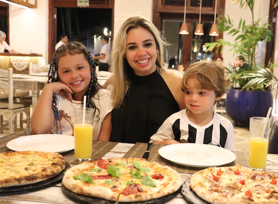 Vice-campeã do Masterchef 2019, Lorena Dayse curte o Beach Park com a família