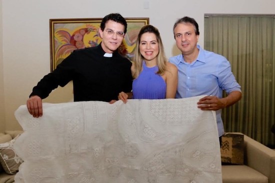 Onélia e Camilo Santana recebem Pe. Reginaldo Manzotti para almoço na residência oficial