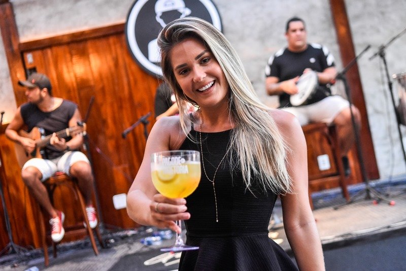 Pagode da Diretoria atrai uma turma festeira durante o weekend