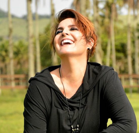 Isabella Taviane aterrissa em Fortaleza para show no Anfiteatro do Dragão do Mar