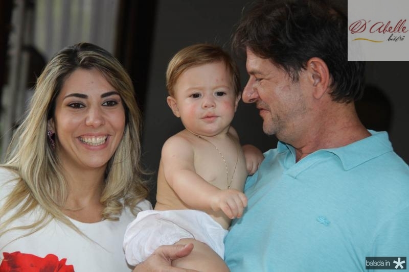 Cid e Maria Célia Ferreira Gomes levam Pedro à pia batismal