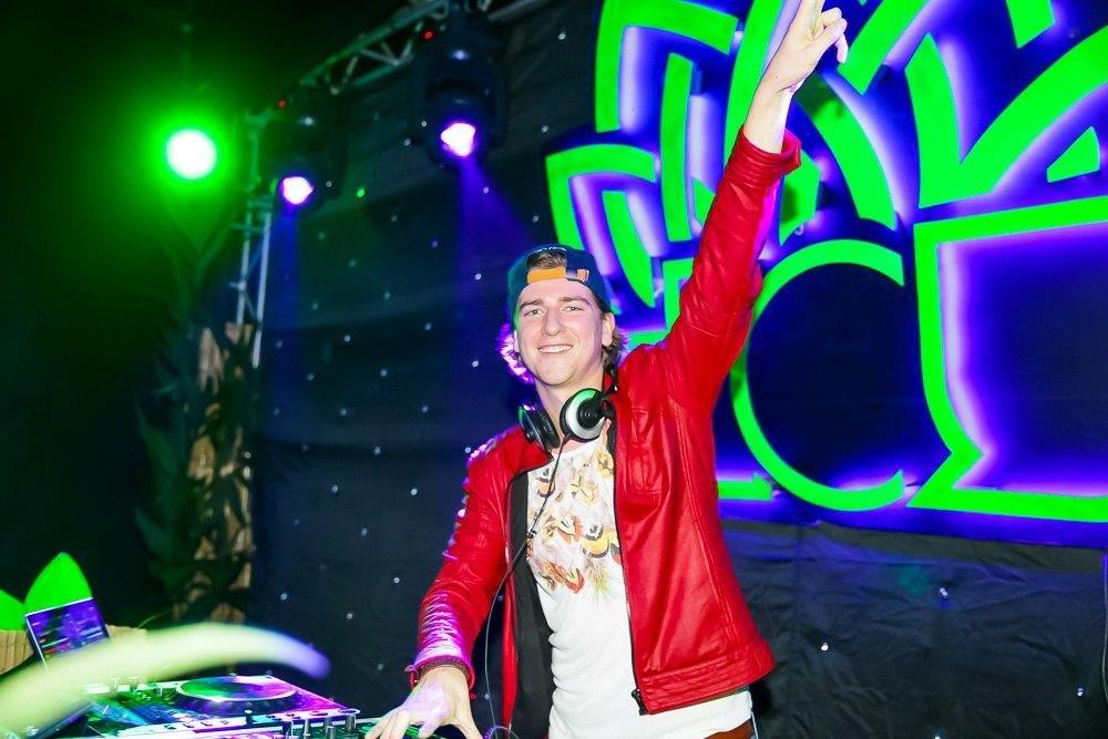 Antes do réveillon de Jeri, o DJ De Hofnar aterrissa na Macnish Vibes