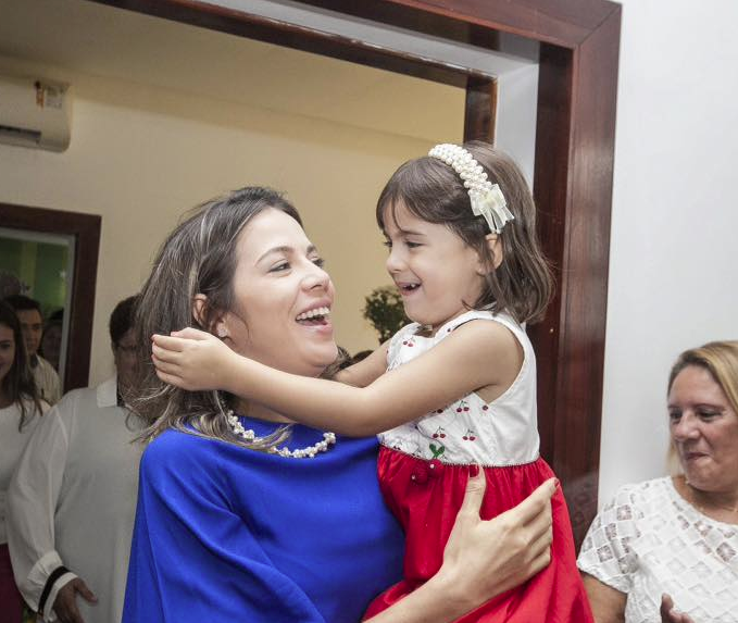 Onélia Santana ganha sessão parabéns surpresa no Castelinho