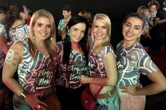 Uma turma festeira se esbalda no Bloquinho no Bosque