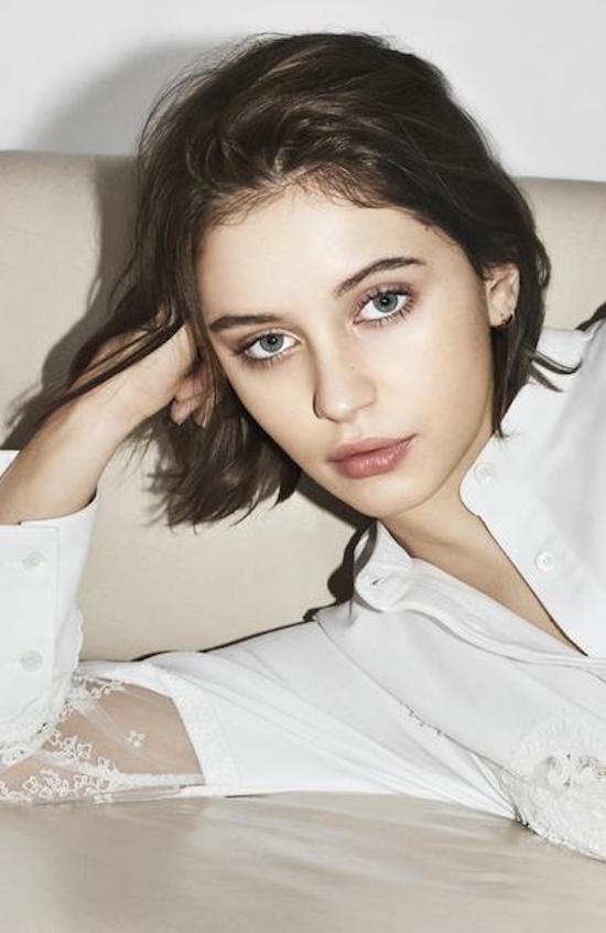 Burberry apresenta a coleção “The Essentials” estrelada por Iris Law