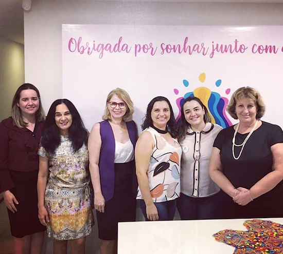 Grupo Mulheres do Brasil marca presença na primeira edição da FENACCE