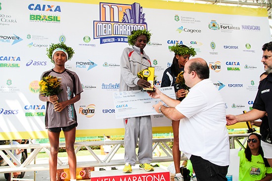 Roberto Cláudio entrega prêmio na Meia Maratona de Fortaleza