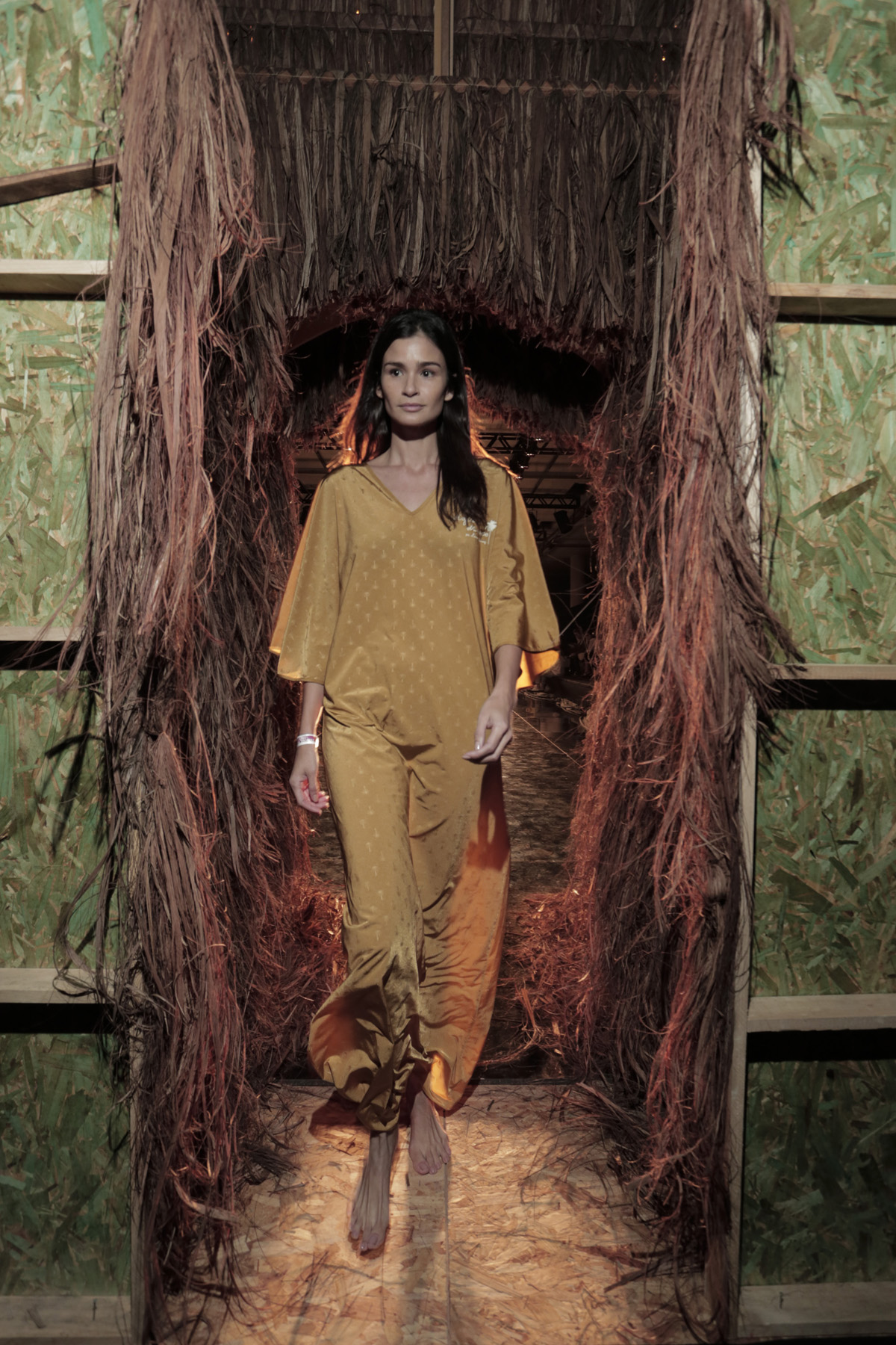 Água de Coco leva moda praia glamurosa à passarela da SPFW