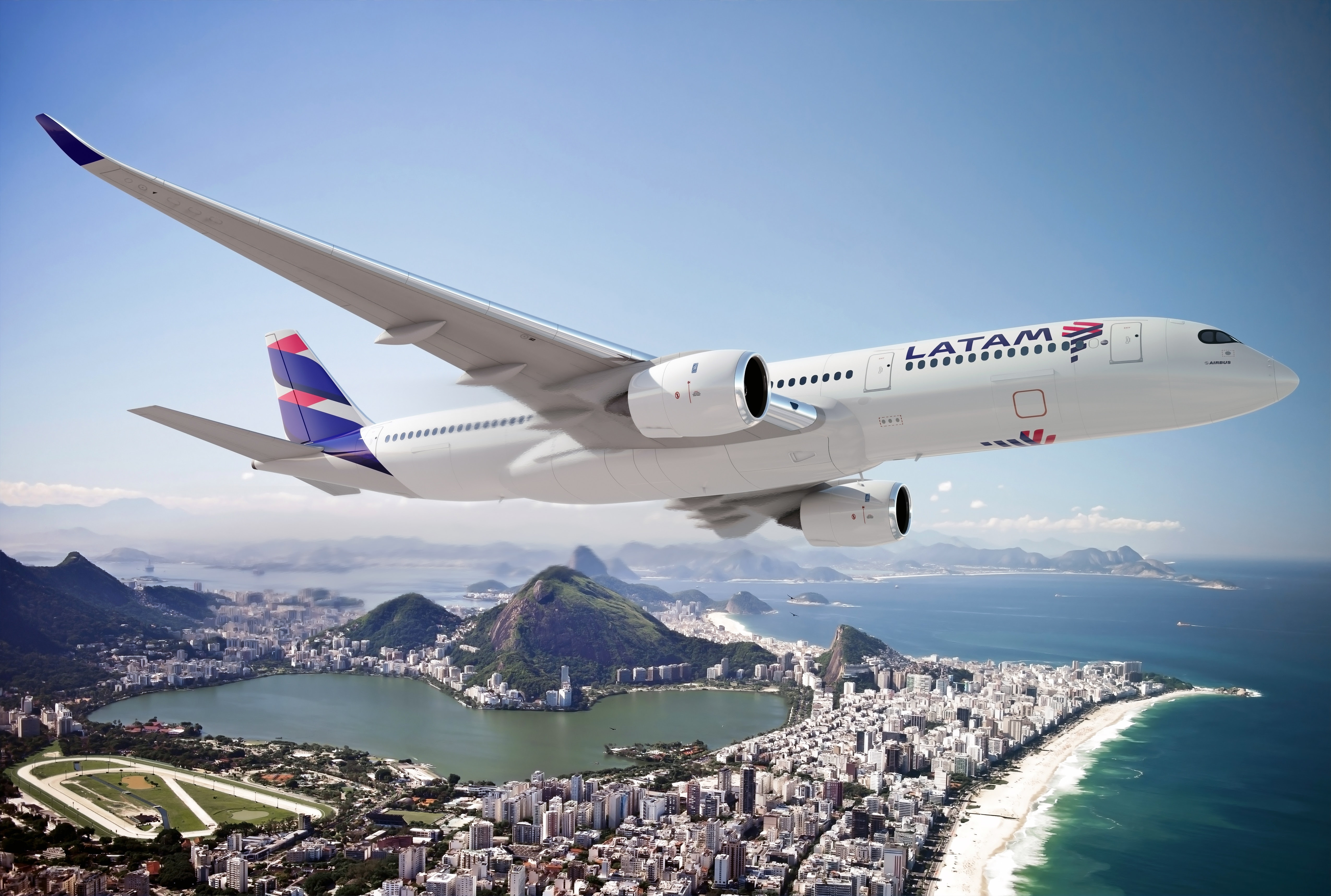 Grupo LATAM Airlines estreia nova marca global com design de aviões, uniformes e aeroportos