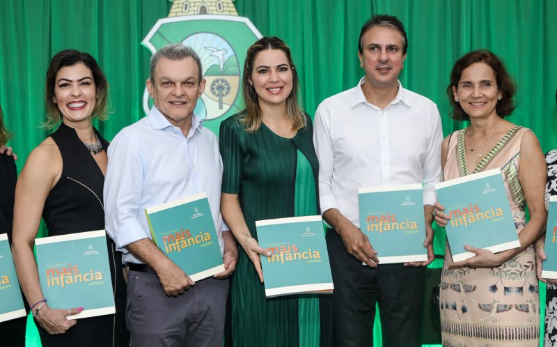 Camilo e Onélia Santana realizam o lançamento do livro "Programa Mais Infância Ceará"