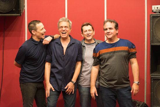 Ricardo bacelar resgata a memória e os sucessos de Hanoi Hanoi em apresentação em Fortaleza