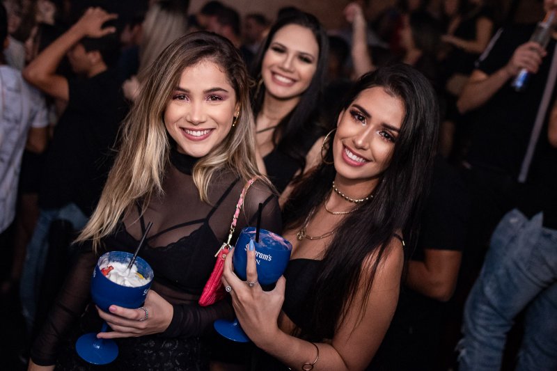 Deejay Liva reúne uma turma festeira durante a Privezinha da Living
