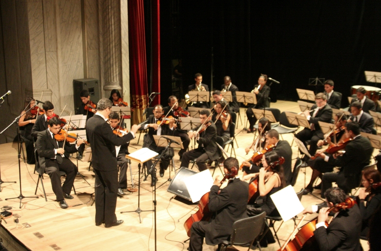 Orquestra Sinfônica da UECE faz concerto no Theatro José de Alencar