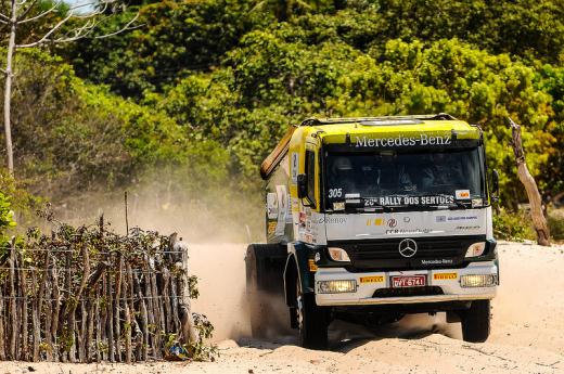 Equipe Mercedes-Benz CCR NovaDutra comemora chegada em Fortaleza