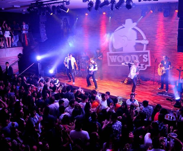 Wood´s Bar arma show sertanejo intimista
