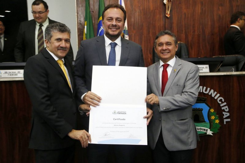 Celebrando 10 anos de colunismo social, Adriano Nogueira recebe homenagem na Câmara Municipal de Fortaleza
