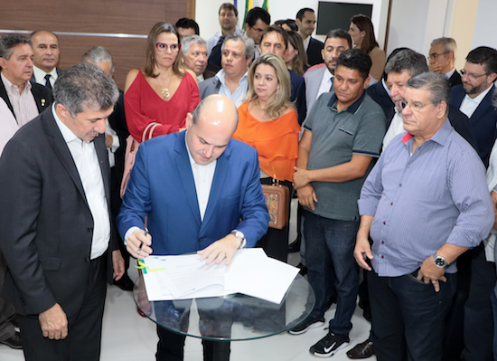 Roberto Cláudio assina mensagem de criação do Núcleo Gestor na CMFor