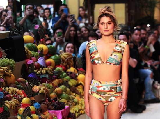 Sasha Meneghel brilha na passarela da Água de Coco em desfile no Mercado Municipal de São Paulo