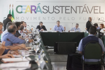 Camilo Santana discute prioridades do Ceará