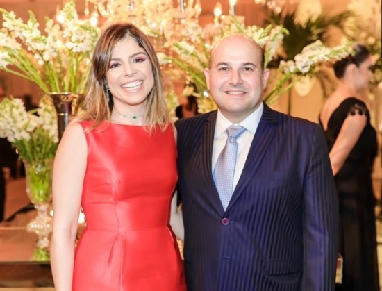 Hoje é dia de abraçar a primeira-dama de Fortaleza, Carol Bezerra