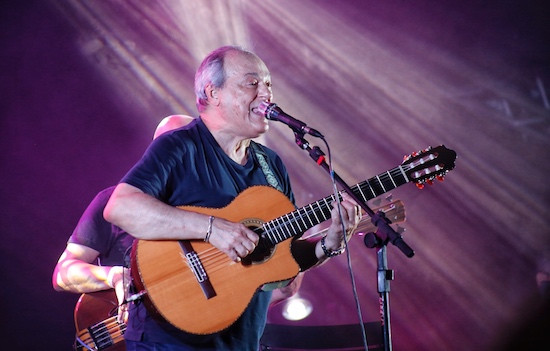 Toquinho apresenta os clássicos da MPB durante show na Vila Azul do Mar
