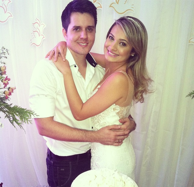 Pedro Benevides e Myrelle Coura sobem ao altar