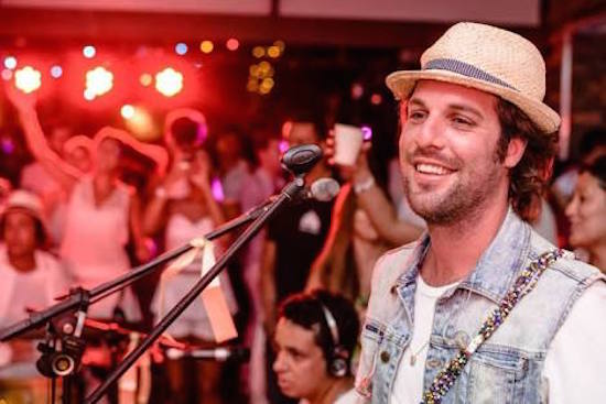 Rodrigo Lampreia comanda roda de samba