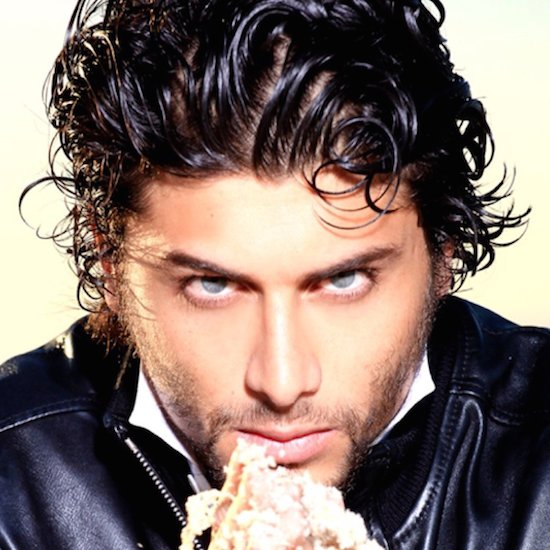 Jesus Luz agita véspera de feriado na Pink Elephant