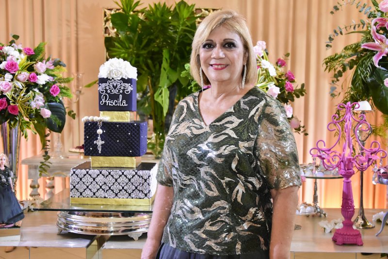 Priscila Cavalcanti celebra a estreia nas seis décadas em noite de pura alegria