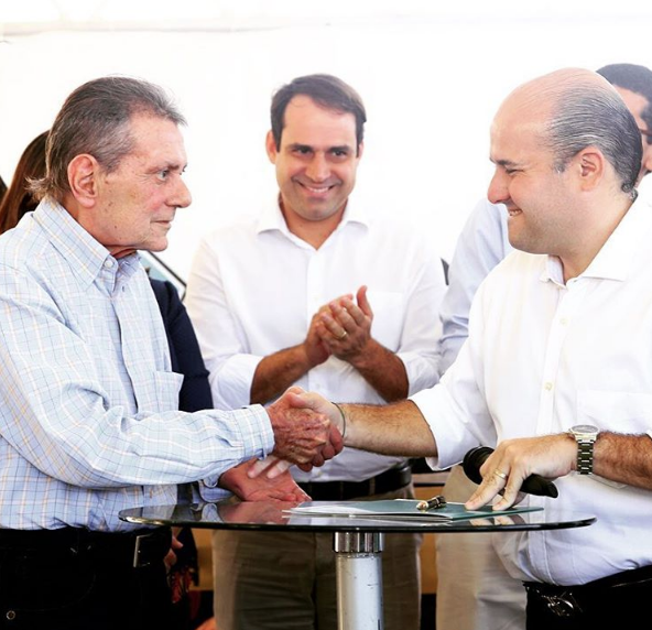 Roberto Cláudio assina ordem de serviço da UPA do Dendê