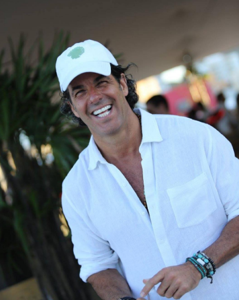 Álvaro Garnero chegou para a inauguração do Cafe de La Musique