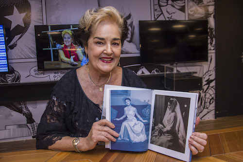 Mercedes Urquiza pilota coquetel de lançamento de livro sobre a construção de Brasília