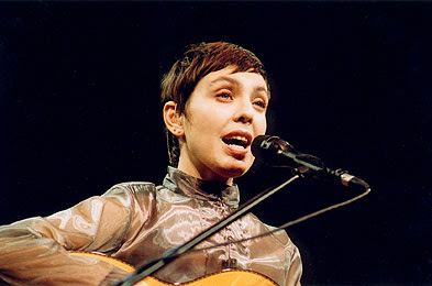 Ingressos esgotados para o show de Adriana Calcanhoto