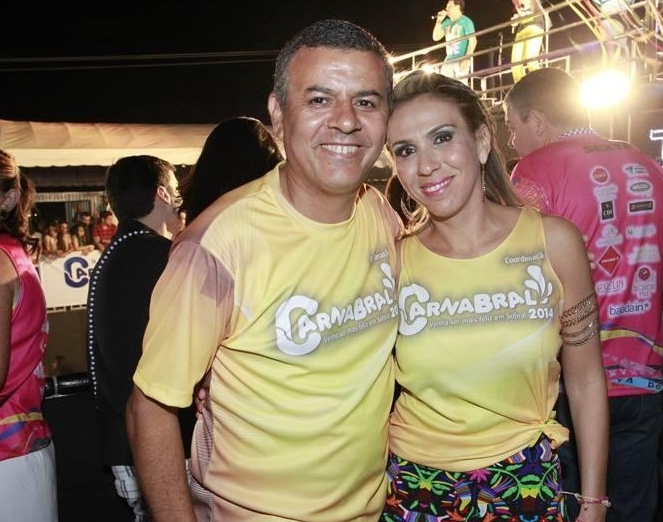 Valdir e Samara Fernandes entregam a programação do Carnabral
