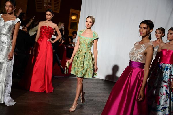 Carmen Steffens participa de desfile de Christophe Guillarme em Paris