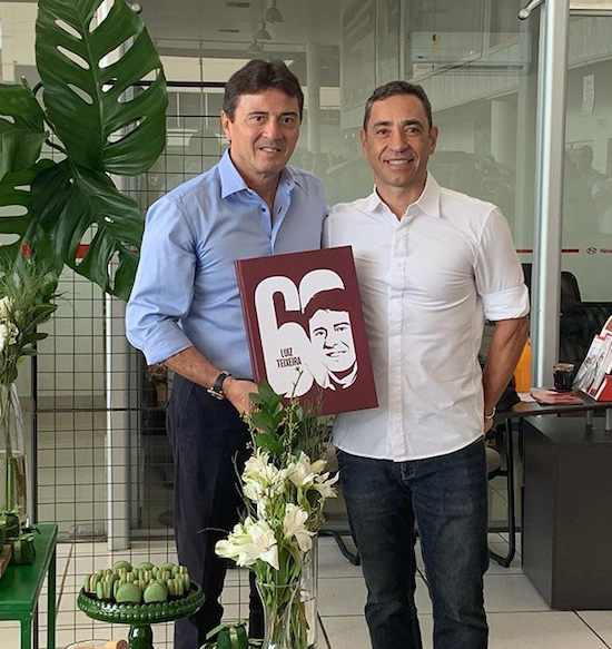Luiz Teixeira ganha sessão parabéns surpresa armada pela equipe do Grupo Newland