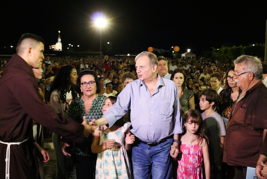 Tasso recebe o troféu Artesão da Paz, em Canindé
