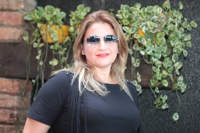 Karina Bezerra festeja troca de idade rodeada de amigas