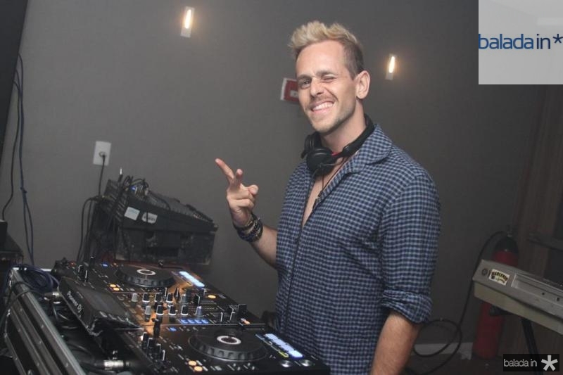 De bobeira no feriado? Vai rolar sunset no Colosso!