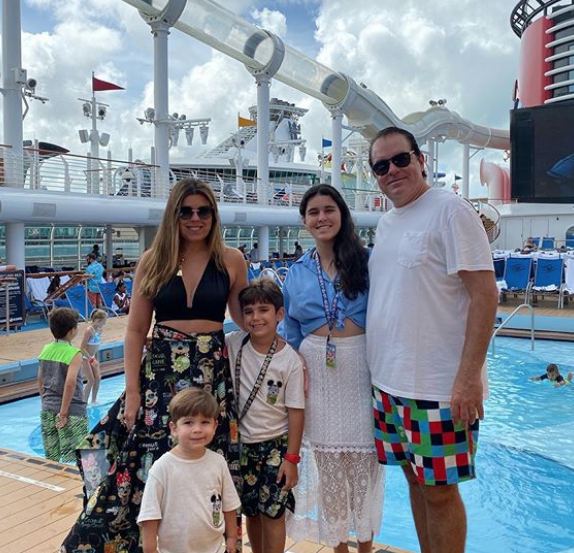 Marina e Leonardo Albuquerque se divertem com os filhos no Disney Cruise Line