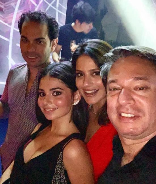 Cláudio Vale arma um auê em clima natalino em seu address em São Paulo