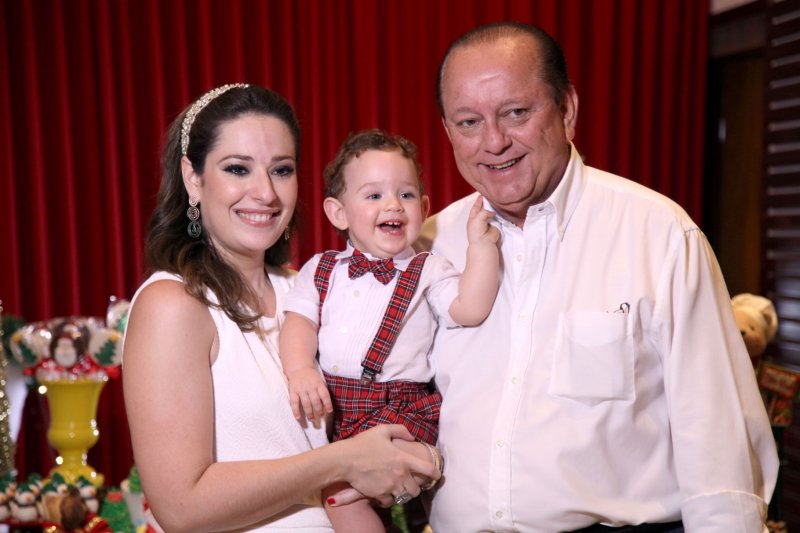 Silvia e Rafael Leal reúnem amigos para festa de fim de ano